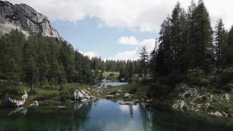 Wunderschöner-Klarer-Und-Blauer-See-In-Den-Bergen-Zwischen-Einem-Wald-Im-Sommer