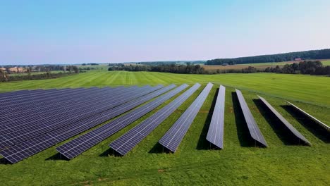 Paneles-Solares-En-Campo-Verde-Con-Recolección-De-Luz-Solar-Energía-Verde-Preservación-De-La-Naturaleza-Ecología-Innovación-Concepto-De-Vida-Verde-Limpio-Video-Uhd-4k