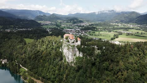Burg-Auf-Einem-Hügel-Mit-Bergen-Im-Hintergrund