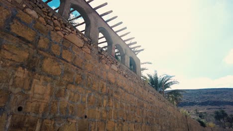 Muro-De-Piedra-Y-Arcilla-En-Un-Antiguo-Pueblo-En-Medio-Del-Desierto-Con-El-Estilo-De-Casa-árabe
