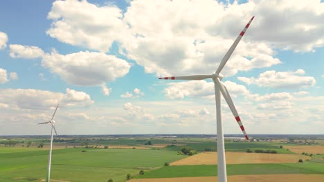 Luftaufnahme-Eines-Leistungsstarken-Windkraftparks-Zur-Energieerzeugung-Am-Wunderschönen-Bewölkten-Himmel-Im-Hochland