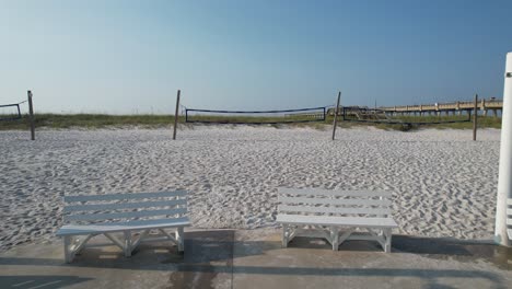 Die-Drohne-Fliegt-An-Einem-Sonnigen-Tag-über-Volleyballnetze-Am-Strand-Von-Pensacola-über-Die-Dünen-Zum-Klaren-Smaragdgrünen-Wasser-Des-Golfs-Von-Mexiko