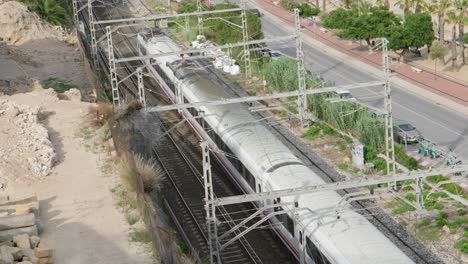 Zeitlupe-Eines-Vorbeifahrenden-Zuges-In-Tarragona,-Spanien