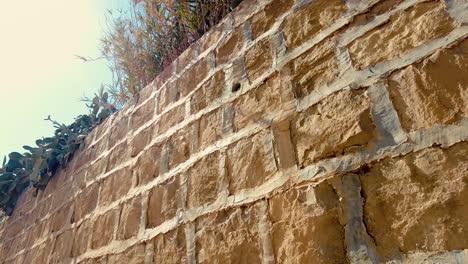 Muro-De-Piedra-Y-Arcilla-En-Un-Antiguo-Pueblo-En-Medio-Del-Desierto-Con-El-Estilo-De-Casa-árabe
