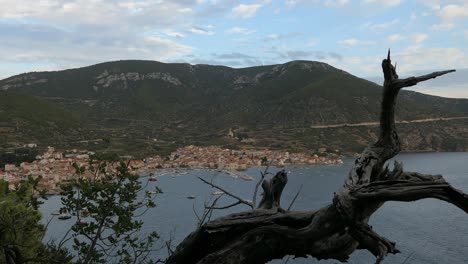 Mediterranean-old-town-by-sea-and-mountains,-Komiza,-Vis-Island,-Croatia