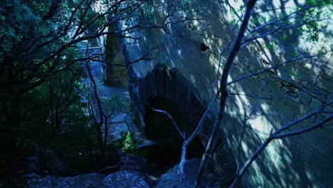 Bogen-Aus-Sandstein-In-Einem-Wald,-Kleine-Unterführung-Dunkel-Zum-Verstecken