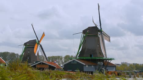 Spinning-Dutch-Windmills-Near-Amsterdam,-Netherlands.-Timelapse