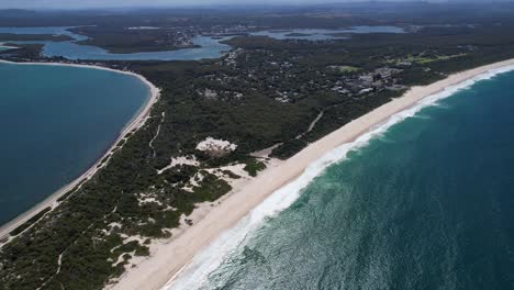 Panoramablick-über-Den-Mungo-Strand-Mit-Weißem-Sand-Und-Türkisfarbenem-Wasser-In-New-South-Wales,-Australien-–-Drohnenaufnahme