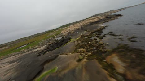 FPV-Drohnenmanöver-In-Geringer-Höhe-über-Der-Küste-Von-Ramsvik-In-Schweden