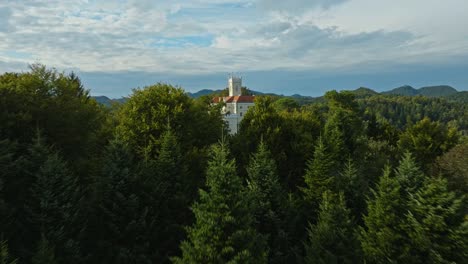 Der-üppige-Wald-Enthüllte-Die-Großartige-Architektur-Der-Burg-Trakoscan-Im-Norden-Kroatiens