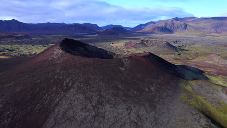 Cráter-Rojo-Rodeado-Por-Un-Campo-De-Lava-En-La-Península-De-Snæfellsnes