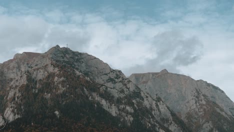 Montañas-Bucegi,-Cárpatos-Del-Sur,-Rumania---Una-Vista-De-La-Cumbre-De-La-Montaña---Hiperlapso-De-Drones