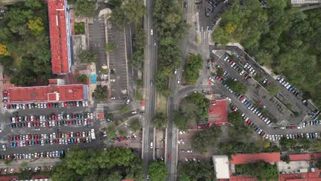 Drohnenvideoperspektive-Der-Parkplätze-Auf-Dem-Campus-Der-Universitätsstadt,-Mexiko-Stadt