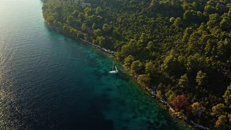 Drone-Hacia-El-Barco-Anclado-En-La-Isla-Paradisíaca-Del-Parque-Nacional-Mljet-En-Croacia