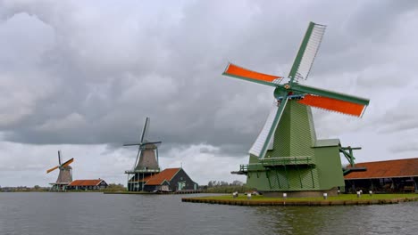 Timelapse-De-Históricos-Molinos-De-Viento-Holandeses-Cerca-De-Amsterdam,-Países-Bajos