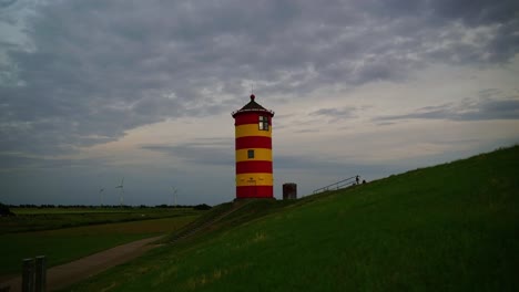 Rot-gelbes-Kleines-Krichtum-Auf-Einer-Grünen-Düne-Am-Meer-Im-Norden-Deutschlands-Am-Abend-Des-Ottowalks