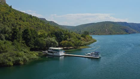 Barcos-Turísticos-De-Anclaje-En-El-Puerto-Del-Parque-Nacional-De-Krka,-Croacia