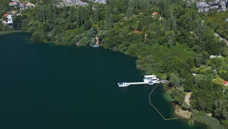 Vista-Aérea-Del-Crucero-En-El-Muelle-Del-Parque-Nacional-De-Krka,-En-El-Sur-De-Croacia.