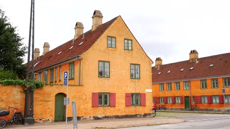 Casas-Amarillas-De-La-Marina-Del-Histórico-Distrito-De-Nyboder-Row,-Copenhague
