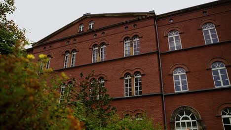 Großes-Backsteinhaus-In-Deutschland-Mit-Weißen-Fenstern