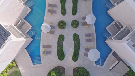 Moderna-Piscina-Y-Suites-Swim-up-En-Un-Lujoso-Hotel-Y-Resort-En-Punta-Cana,-República-Dominicana