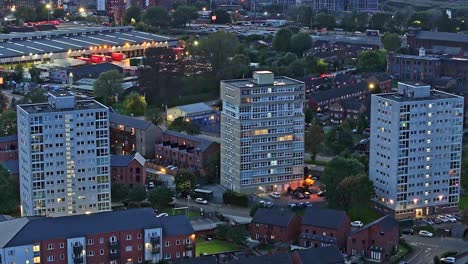 Hochhauswohnungen-In-Manchester-Mit-Lichtern-Der-Stadt
