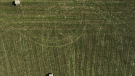Round-Hay-Bales-On-Green-Field-In-Oronoco,-Minnesota,-USA---aerial-shot