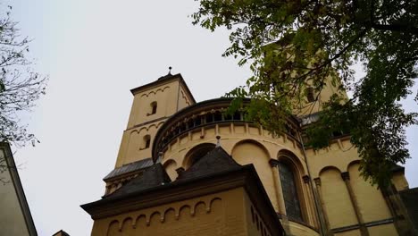Iglesia-De-Sanstein-Con-árboles-En-Alemania-En-Otoño-Santa-María-Im-Kamitol-Con-Muchos-Arcos-Hermosos-Y-Ventanas-Negras