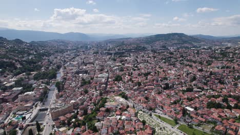 Aéreo:-Paisaje-Urbano-De-Sarajevo-Con-Río-Y-Colinas-Bosnia-Y-Herzegovina