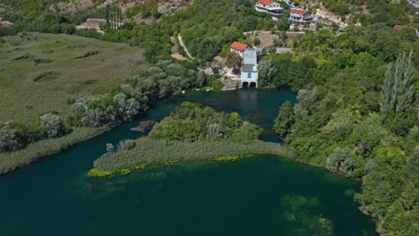A-Orillas-Del-Lago-Con-Vegetación-Cerca-De-Pueblos-Costeros-En-El-Parque-Nacional-De-Krka,-En-El-Sur-De-Croacia