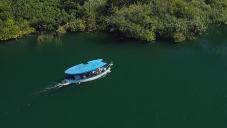 Barcos-Eléctricos-Duffy-Navegando-Por-Las-Aguas-Turquesas-Del-Parque-Nacional-De-Krka-En-Croacia