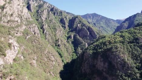 Hermosas-Montañas-En-La-Ruta-De-Senderismo-De-Las-Gargantas-De-Caranca-En-Los-Pirineos-Franceses-Durante-El-Verano-Que-Muestra-Acantilados-Escarpados-Y-Hermosos-Paisajes