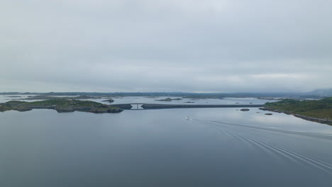 Atemberaubende-Aussicht-Auf-Die-Malerische-Atlantikstraße-In-Norwegen,-Brücke-über-Kleine-Inseln