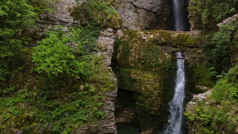 Luftaufnahme-Des-Wassers,-Das-Am-Wasserfall-Und-Den-Peshturës-Wasserfällen-In-Albanien-Fällt
