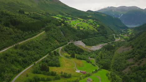Stunning-sinking-aerial-over-norwegian-valley,-beautiful-roadtrip-scenery