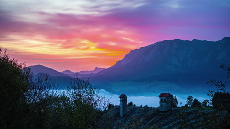 Espectacular-Vista-Del-Atardecer-Sobre-El-Lago-Attersee-Cerca-De-La-Región-De-Salzkammergut-En-La-Alta-Austria