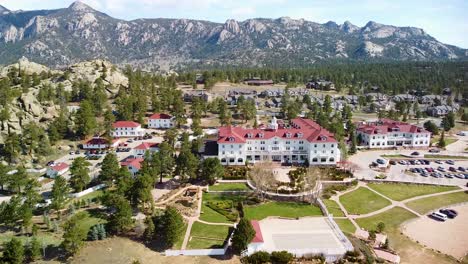 Aerial-view-of-Stanley-Hotel-and-mountain-landscape,-Estes-Park,-Colorado
