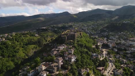 Paisaje-Urbano-De-Gjirokastra-Al-Amanecer-En-El-Sur-De-Albania