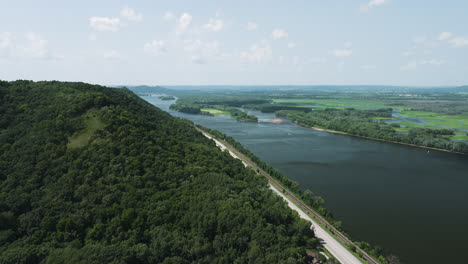 Road-By-The-Mississippi-River-In-Great-River-Bluffs-State-Park-In-Winona,-Minnesota