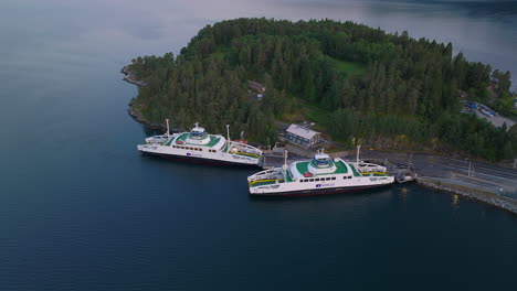 Popular-Destino-Turístico-Sognefjord-En-Noruega---órbita-Aérea-Del-Ferry-De-Coches-Eléctricos