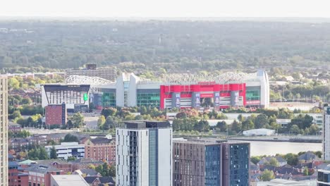 Weit-Entfernte-Luftaufnahme-Des-Manchester-United-Stadions