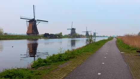 Berühmte-Reihe-Holländischer-Altmodischer-Windmühlen-In-Kinderdijk-In-Den-Niederlanden