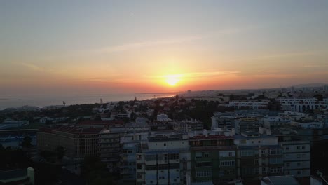 Luftaufnahme-Des-Sonnenuntergangs-über-Lissabon,-Einstellung-Auf-Dem-Entfernten-Yachthafen