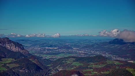 Zeitraffer-Eines-Beeindruckend-Weiten-Tals-In-Berchtesgaden,-Österreich-Von-Der-Aussichtsplattform-Am-Adlerhorst-Mit-Blick-Auf-Majestätische-Bergketten,-Umgeben-Von-Wiesen-Und-Feldern-Mit-Vorbeiziehenden-Wolken