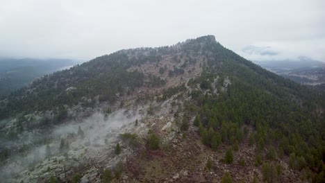 Aerial-descent-of-Eagle-Cliff-Mountain-with-fog,-Estes-Park,-Colorado