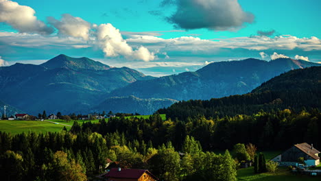 Timelapse-De-Un-Paisaje-Pintoresco-Con-Vistas-De-Hermosas-Casas-De-Campo-Idílicas,-Impresionantes-Cadenas-Montañosas-Y-Dinámicas-Formaciones-De-Nubes-En-El-Viaje-Por-Austria