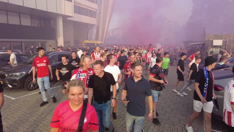 PSV-Fußballfans-Aus-Den-Niederlanden-Gehen-Zu-Fuß,-Anhänger-Verlassen-Das-Stadion