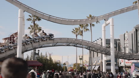 Besucher-Fahren-Mit-Der-Achterbahn-„Hollywood-Dream“-In-Den-Universal-Studios-Japan-In-Osaka
