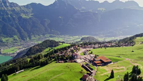 Malerische-Aussicht-Auf-Ein-üppiges-Alpental-Mit-Majestätischer-Bergkulisse