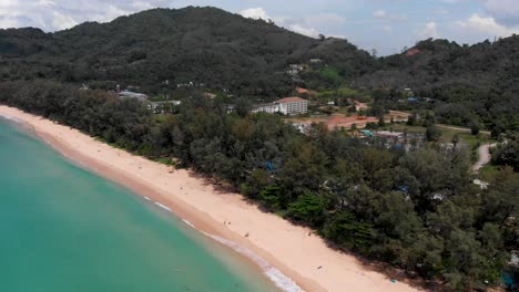 Schwenken-Sie-Entlang-Der-Küste-Von-Nai-Thon-Beach,-Einem-Ruhigen-Und-Abgelegenen-Strand-An-Der-Westküste-Von-Phuket-In-Thailand